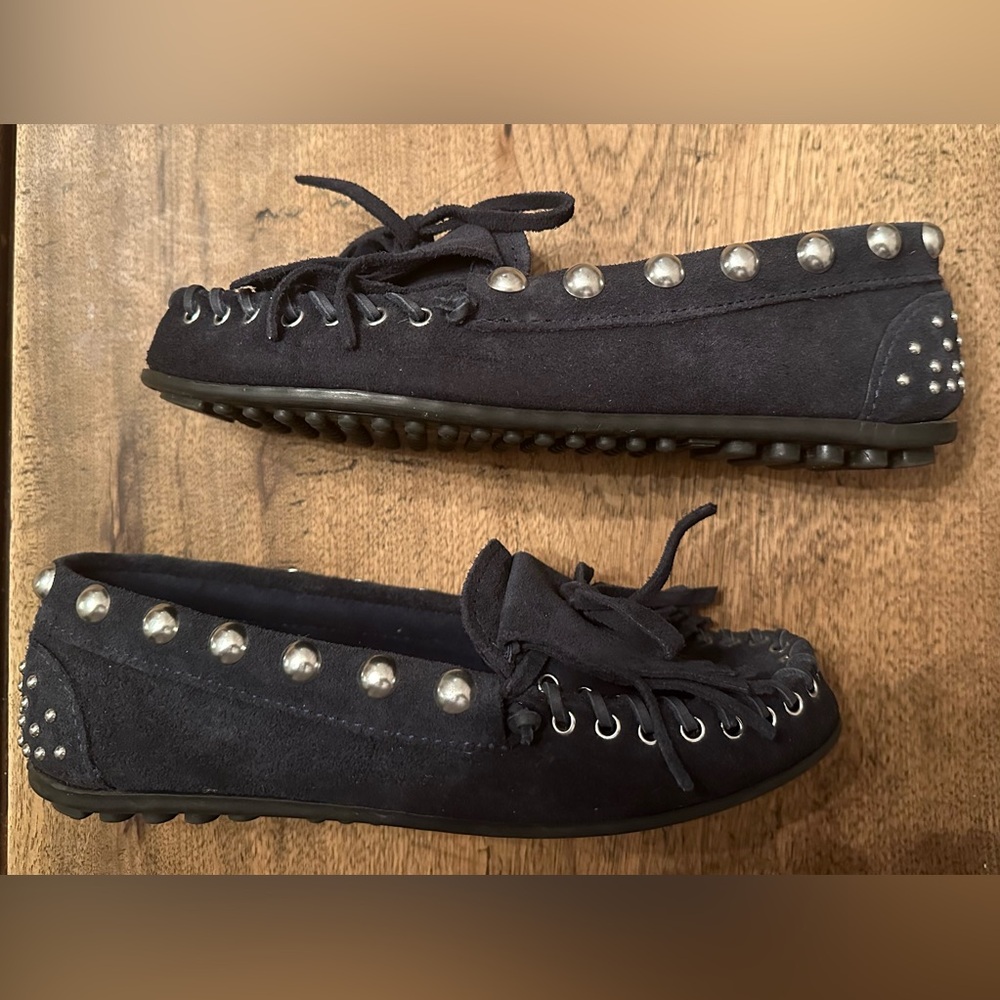 GUC Women’s Minnetonka X Rebecca Minkoff Moccasins Color Navy Size 6. - Picture 5 of 7